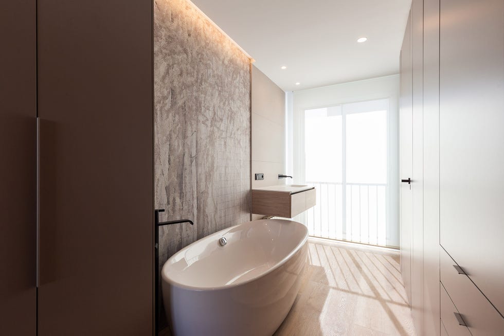 baño con bañera exenta