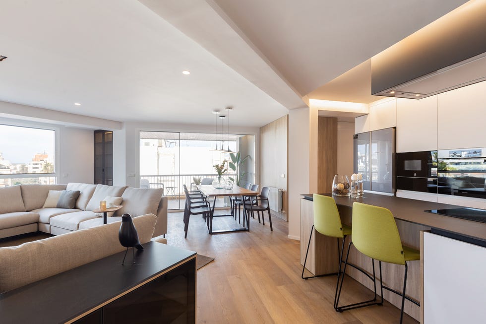salón comedor con cocina con isla integrada