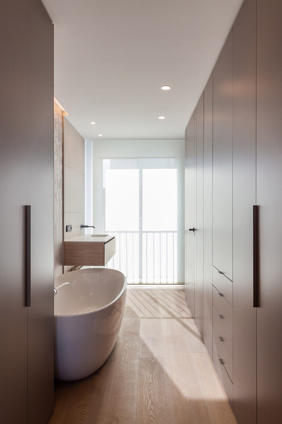 baño con bañera exenta