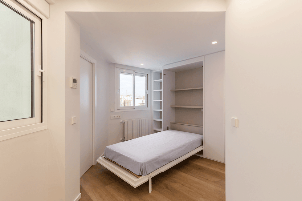 habitación con cama abatible