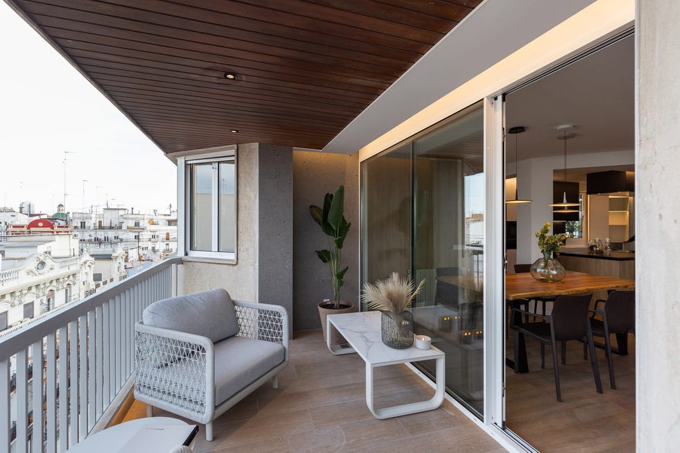 terraza con mobiliario de exterior moderno y vistas al ensanche de valencia