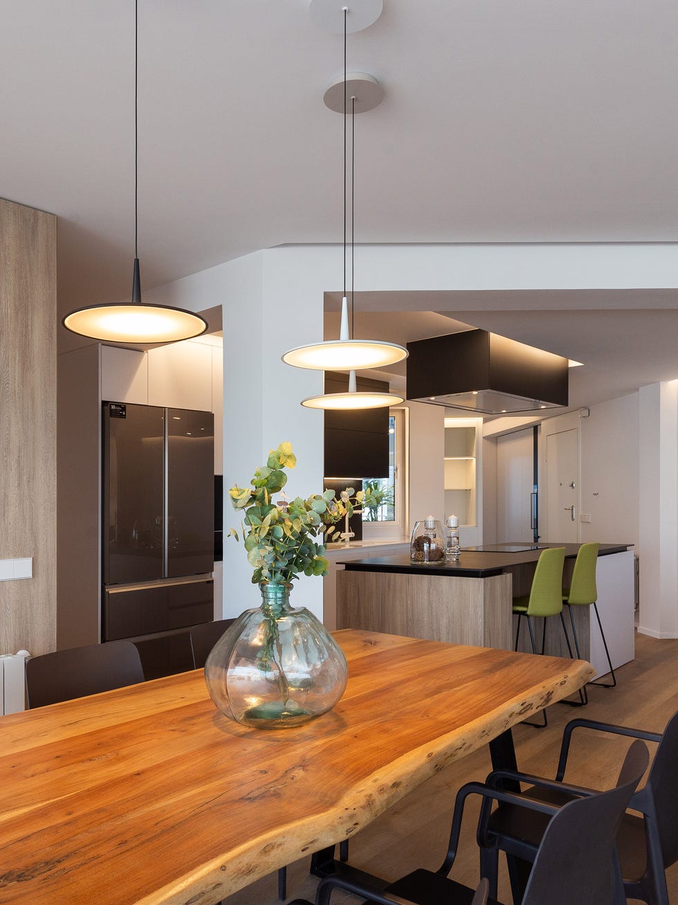 salón comedor con cocina con isla integrada