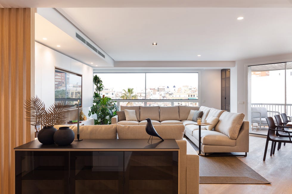 salón moderno con 3 sofás beiges