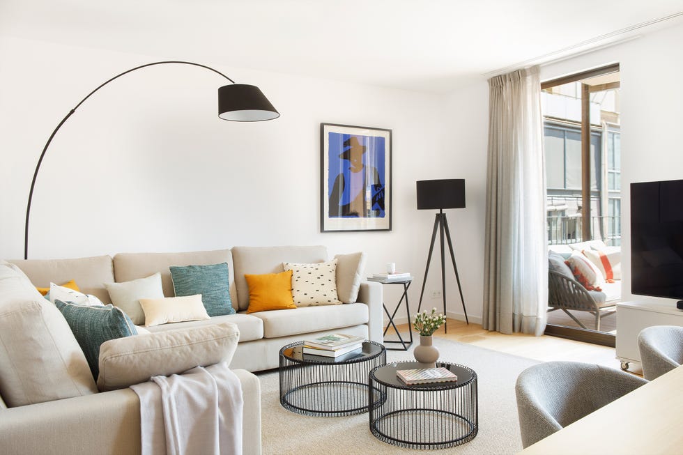 salón moderno con sofá esquinero gris