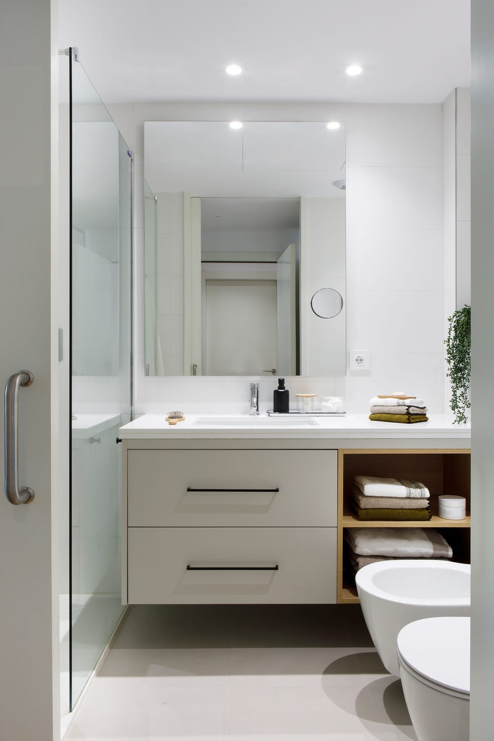baño con ducha y mueble gris volado