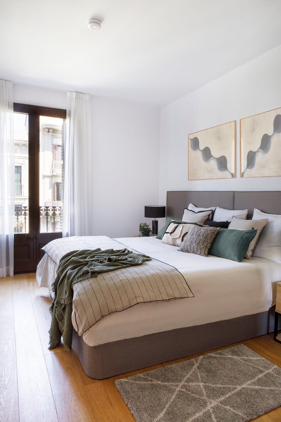 cama con cabecero de color gris