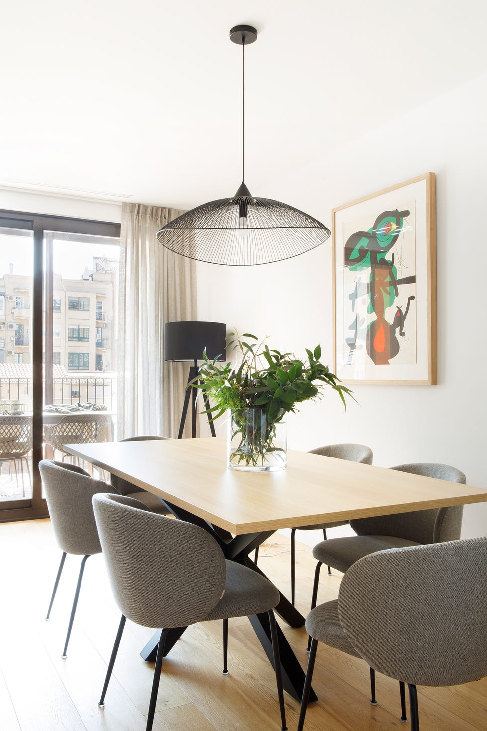 comedor con mesa de madera y sillas grises