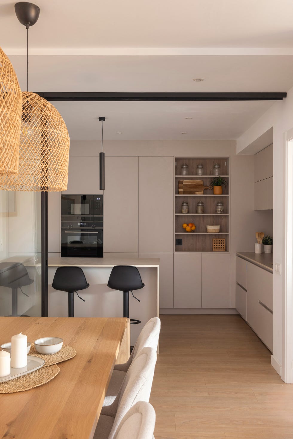 cocina con isla y puerta corredera