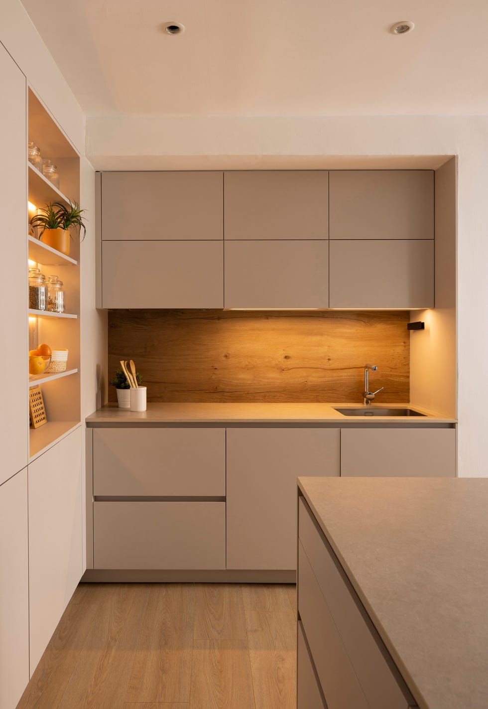 cocina con frente de madera e iluminación led
