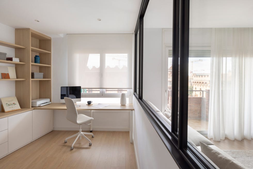 estudio con escritorio y librería de madera