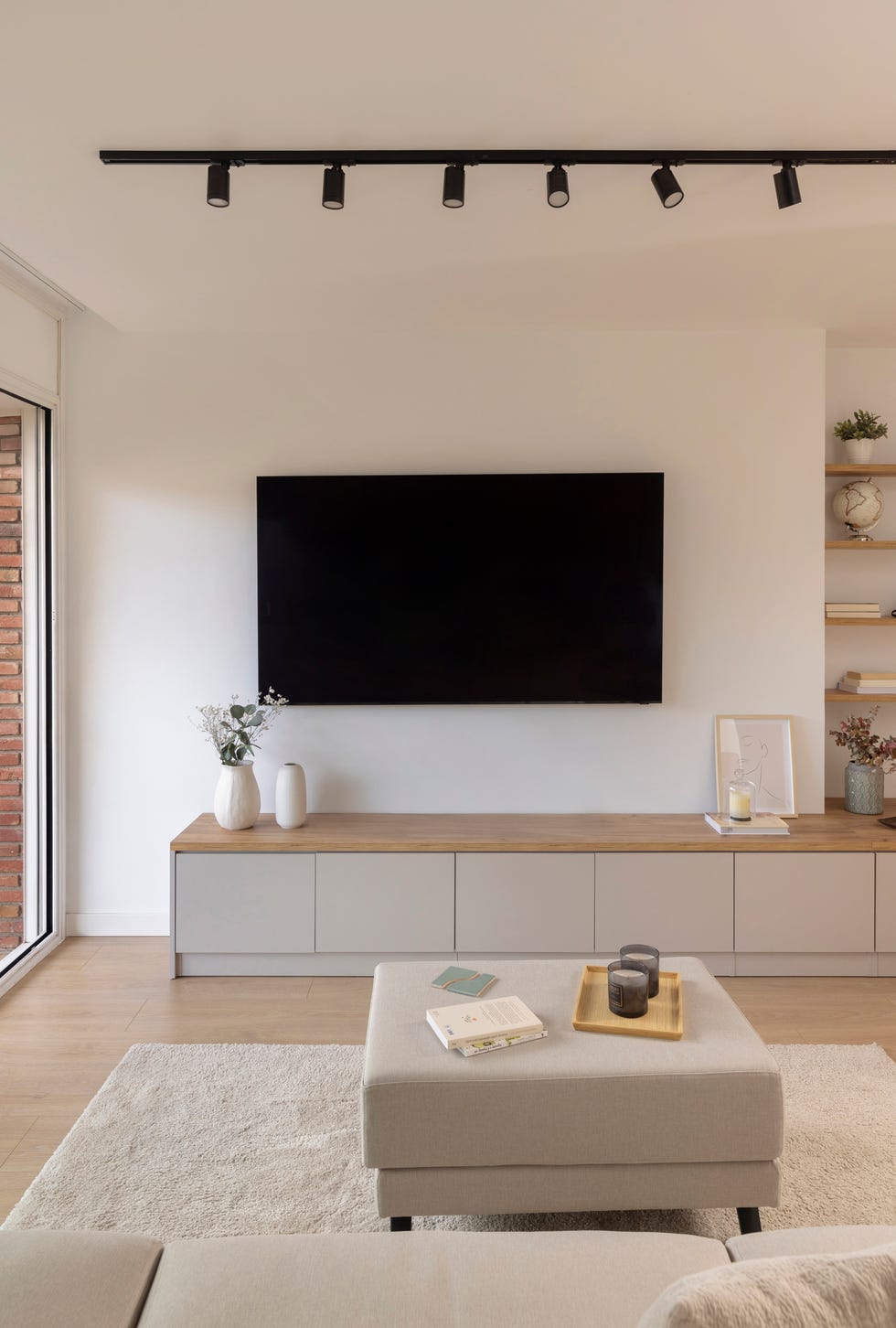 mueble de tv en beige con tapa de madera