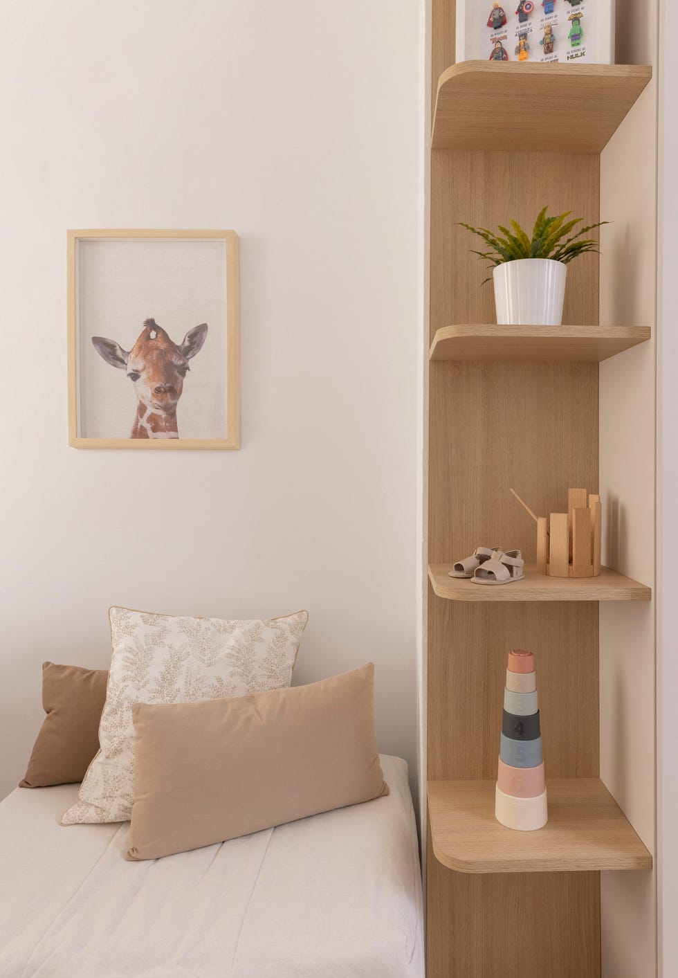 habitación infantil con estantería de madera