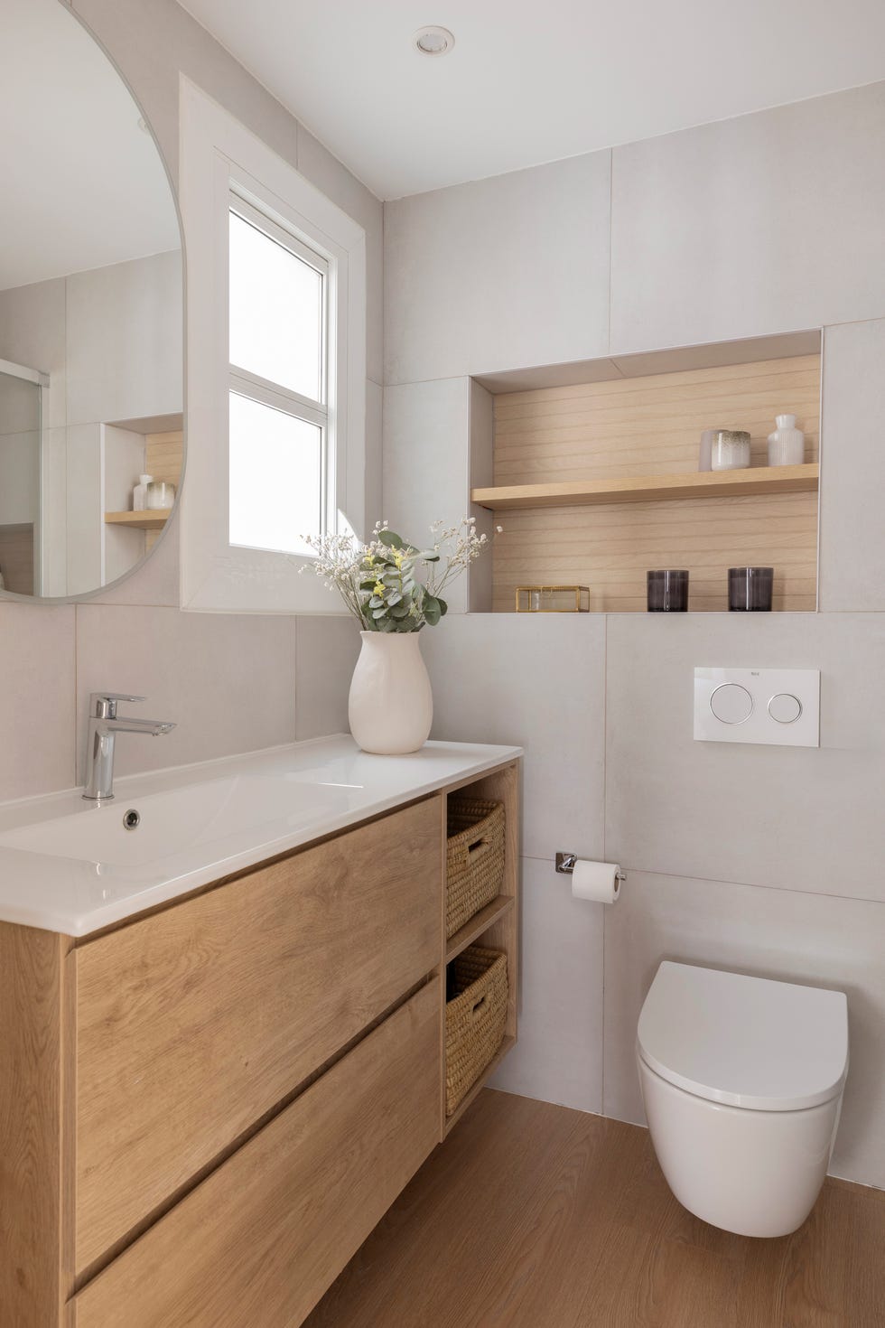 baño con mueble de madera volado y hornacina en la pared