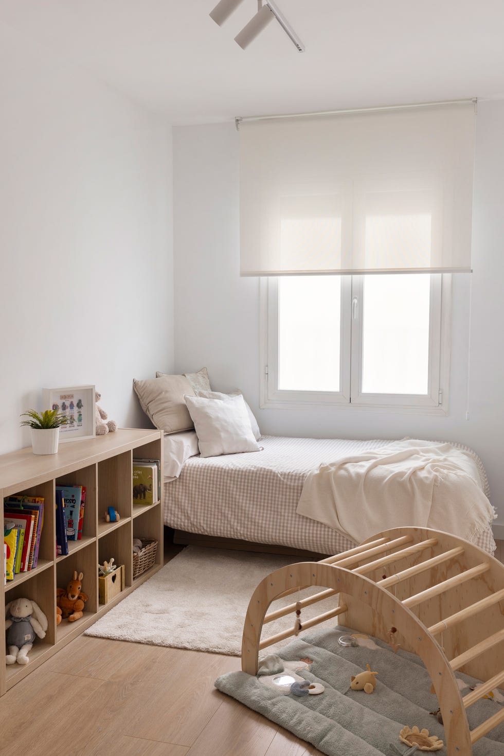 habitación infantil con estantería baja de madera