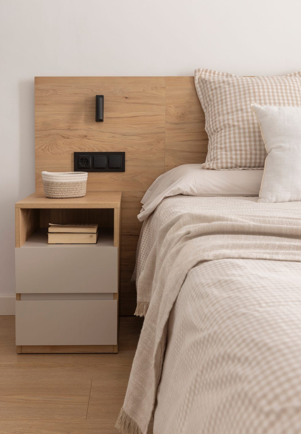 cabecero de madera con mesilla de noche