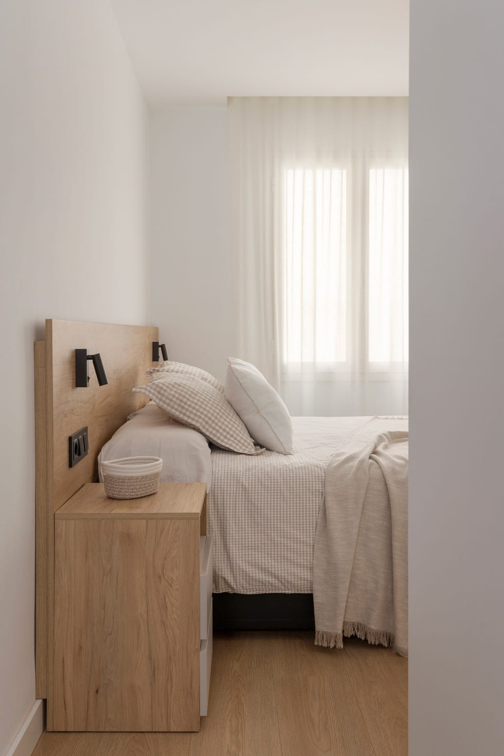 cama con cabecero y mesilla de noche de madera