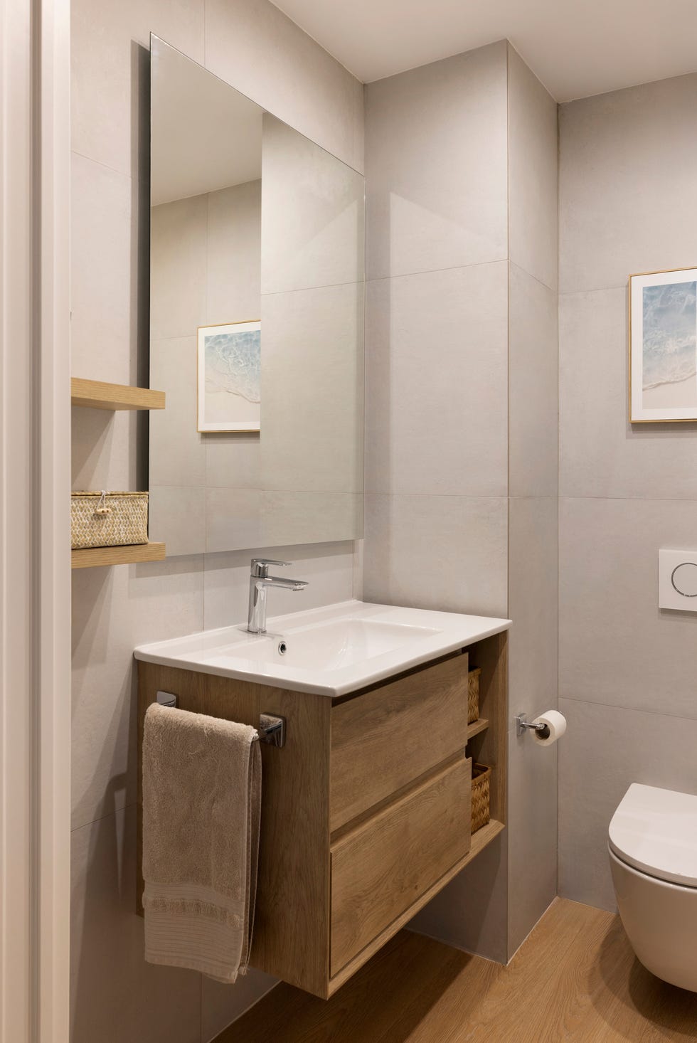 baño con mueble de madera volado