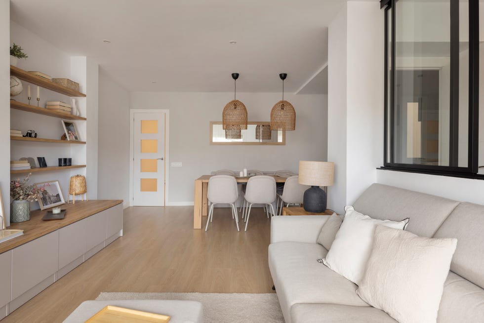 salón comedor con mueble de tv en madera