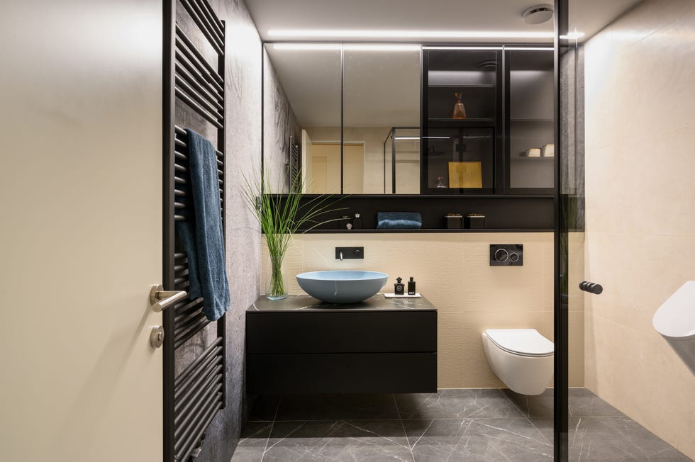 baño moderno con ducha y mueble suspendido de madera en color negro