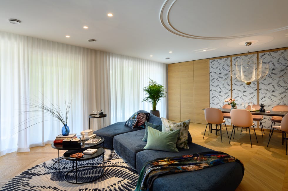 salón comedor de diseño moderno con sofá de terciopelo azul