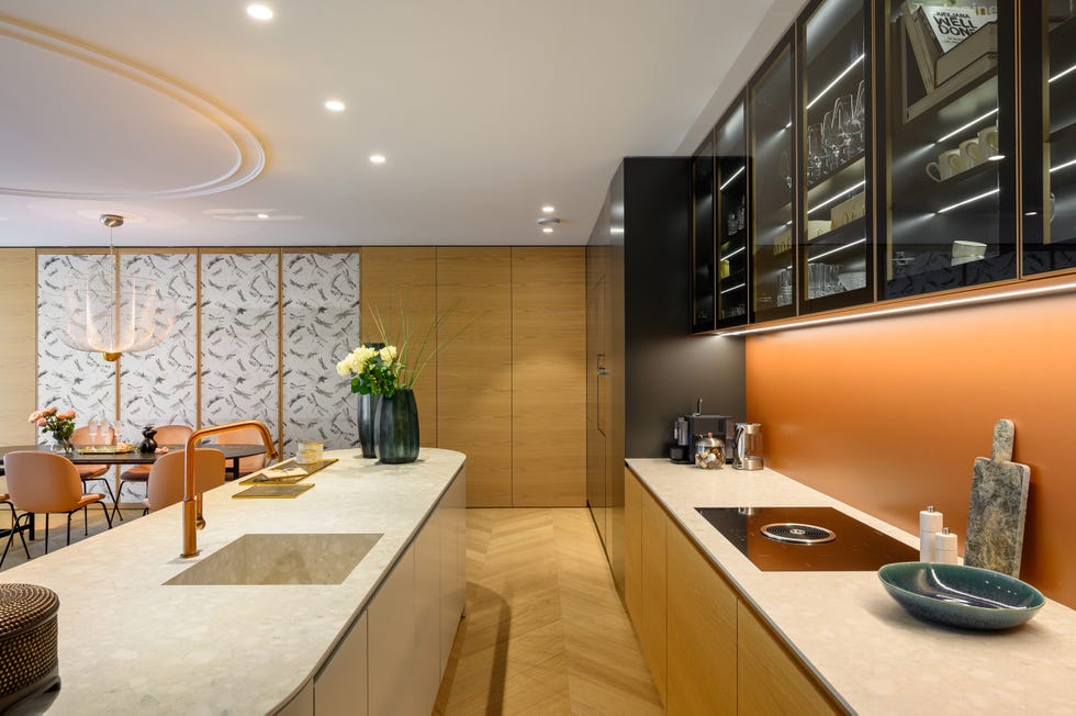 cocina abierta moderna con isla central y encimeras de mármol