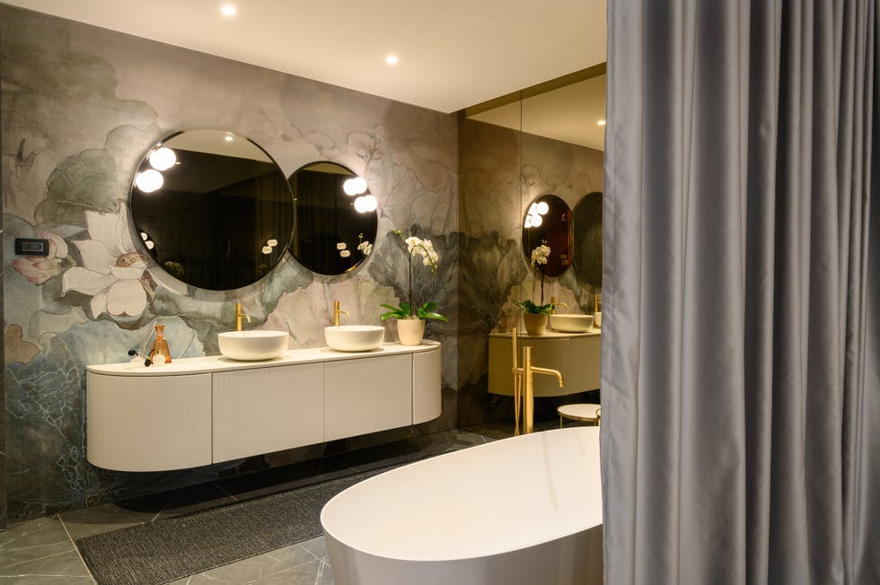 baño de diseño moderno con mueble suspendido blanco y papel pintado floral