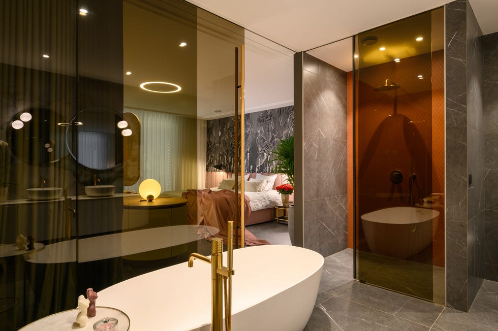 baño moderno en suite con bañera exenta y ducha