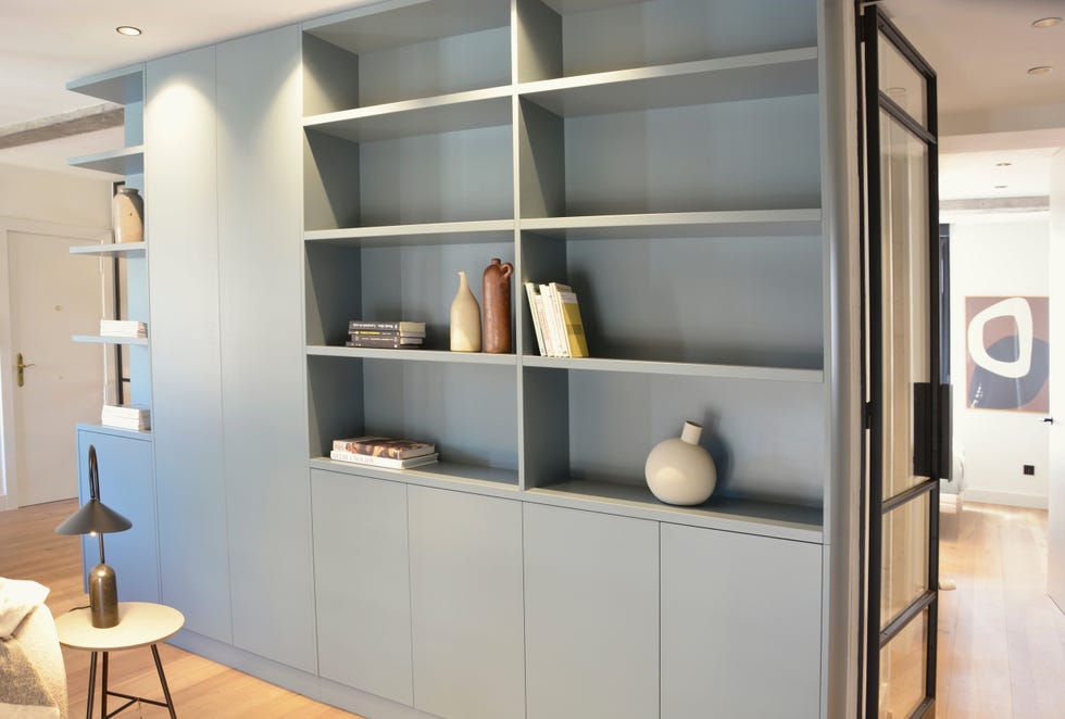 mueble estantería diseñado a medida en color azul sin tiradores