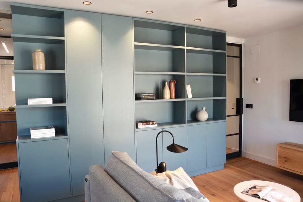 mueble estantería diseñado a medida en color azul sin tiradores
