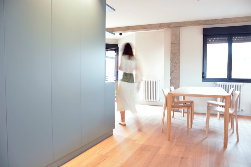 mueble estantería diseñado a medida en color azul sin tiradores junto al comedor