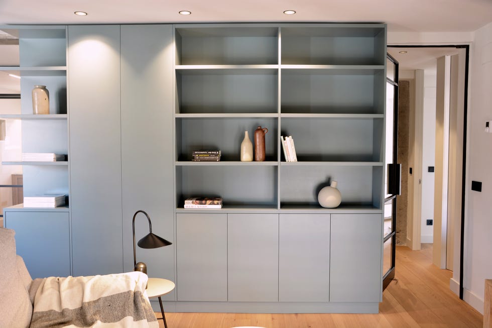 mueble estantería diseñado a medida en color azul sin tiradores