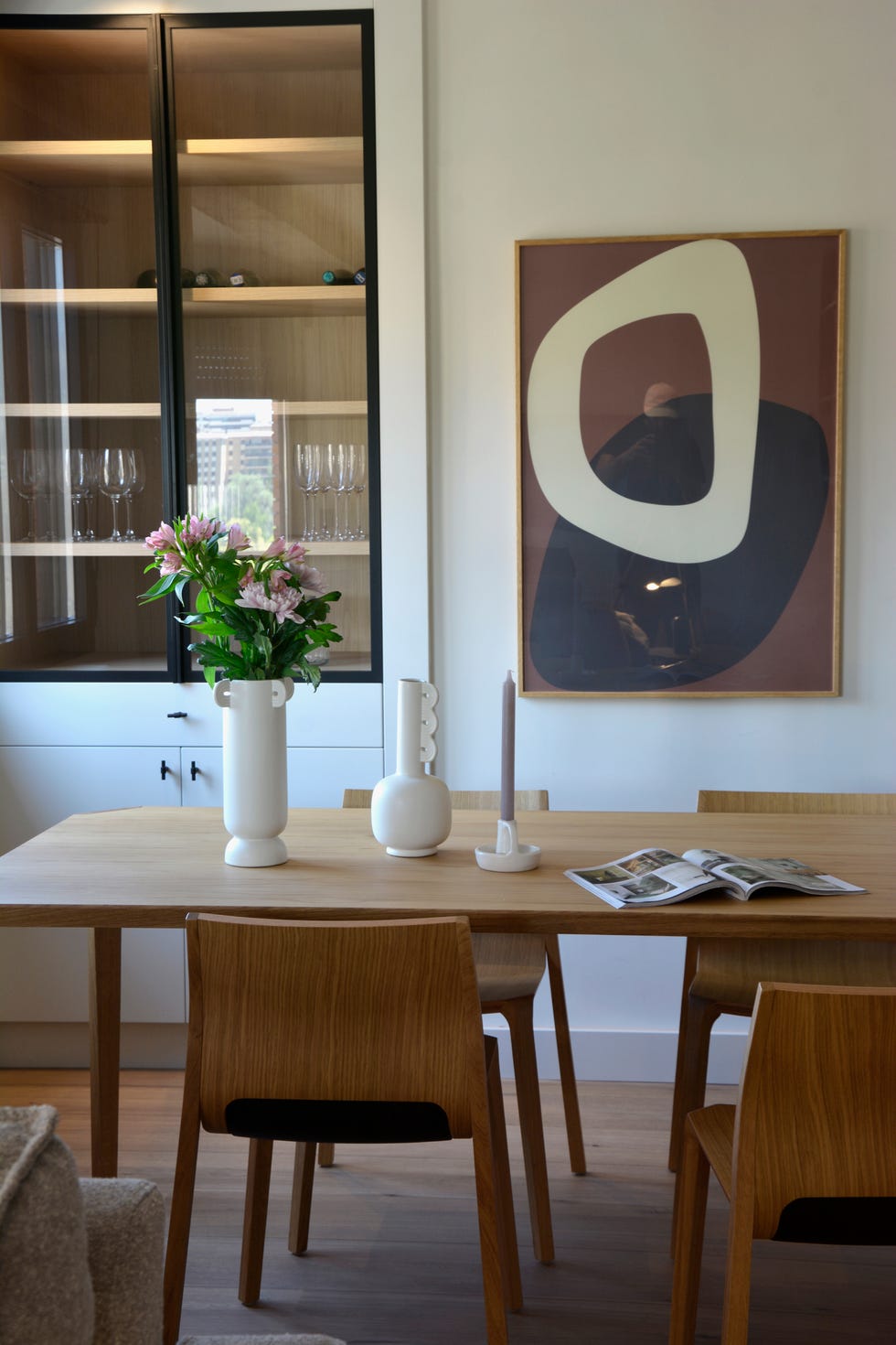 comedor con mesa y sillas de madera y mueble vajillero de roble