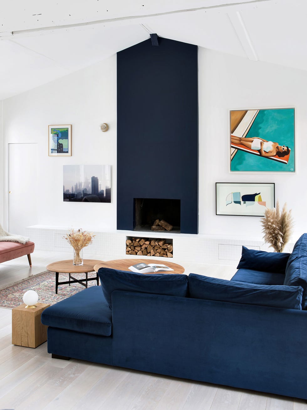 salón de diseño moderno con chimenea y sofá de terciopelo azul