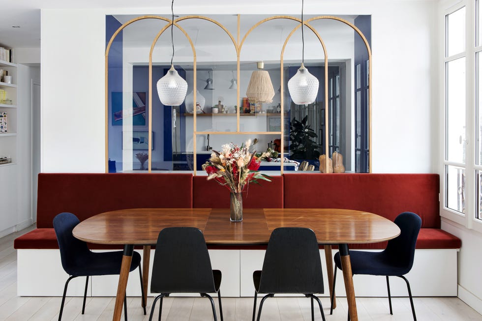 comedor de diseño mid century con banco de obra y asientos de terciopelo terracota
