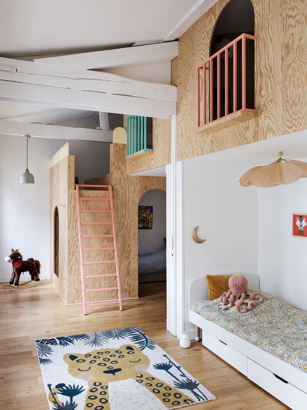 habitación infantil con literas de madera y zona de juegos