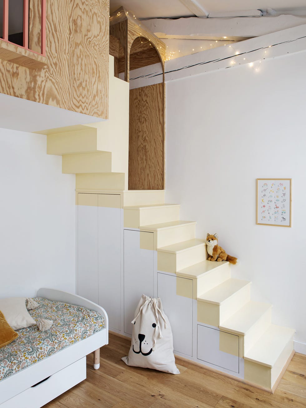 habitación infantil con escalera y almacenaje integrado