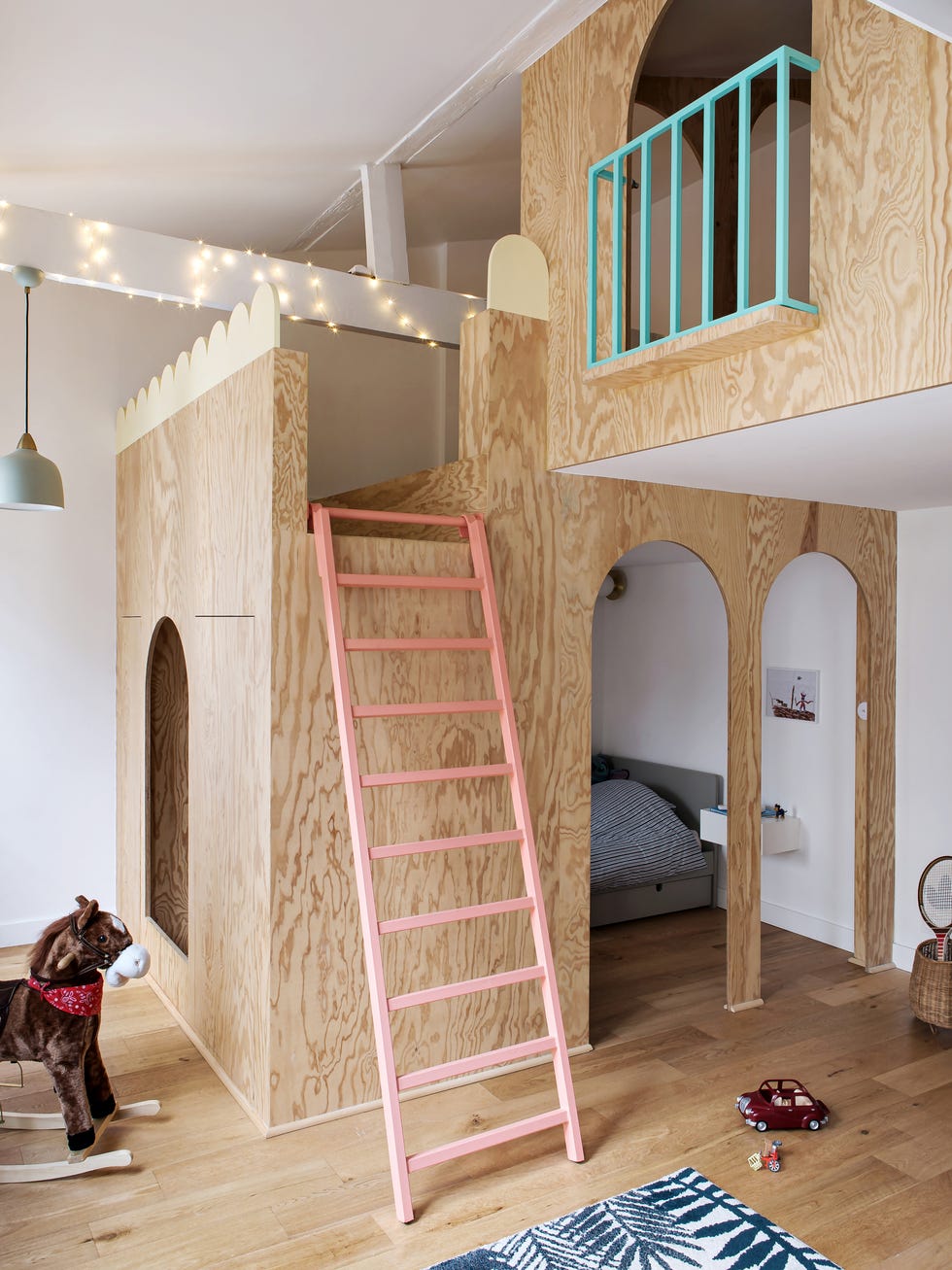 habitación infantil con literas de madera y zona de juegos
