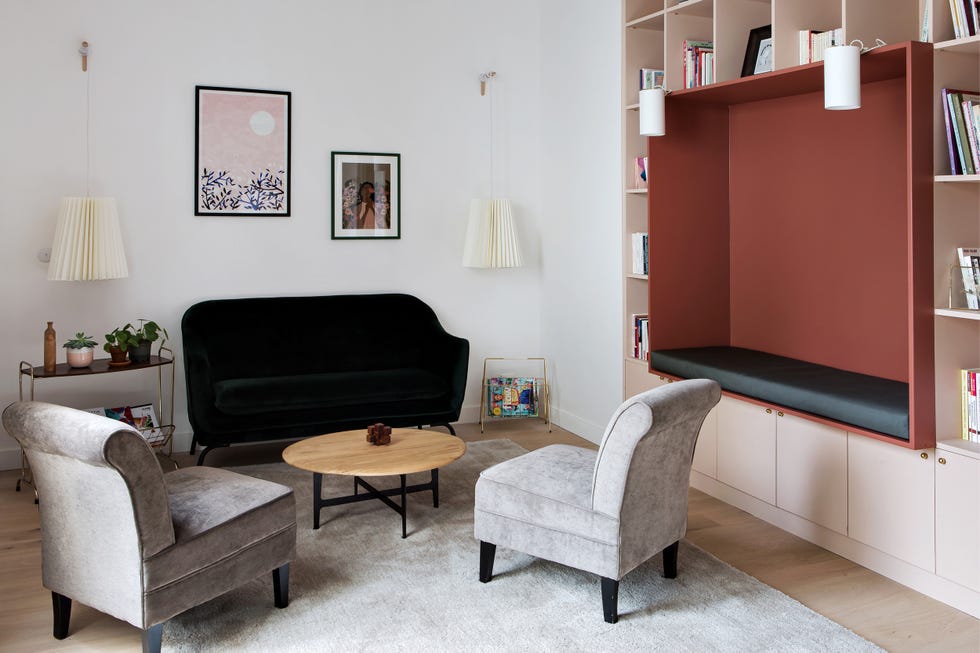 sala de estar con sofá y butacas de terciopelo