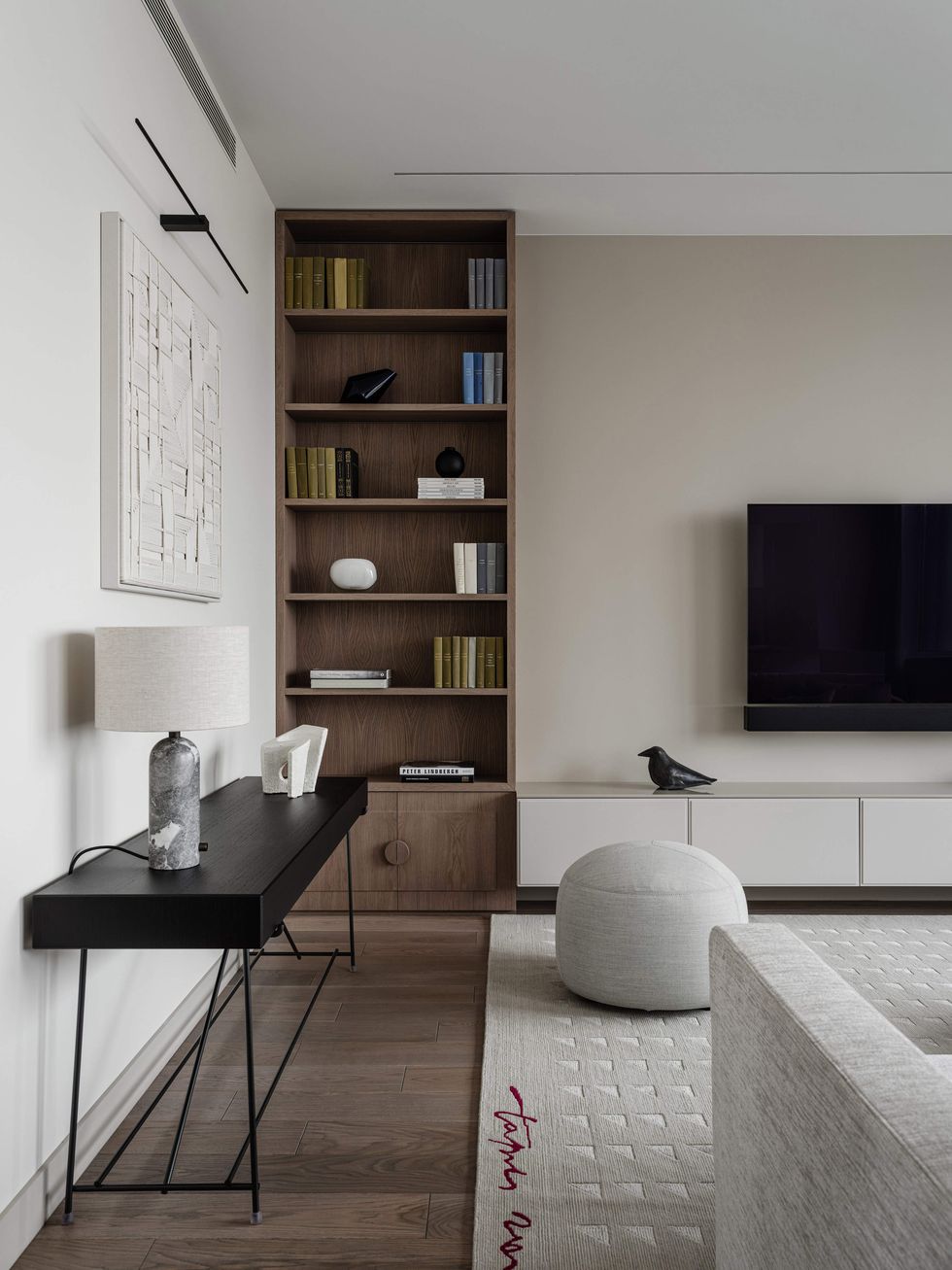salón con muebles de diseño moderno en tonos neutros