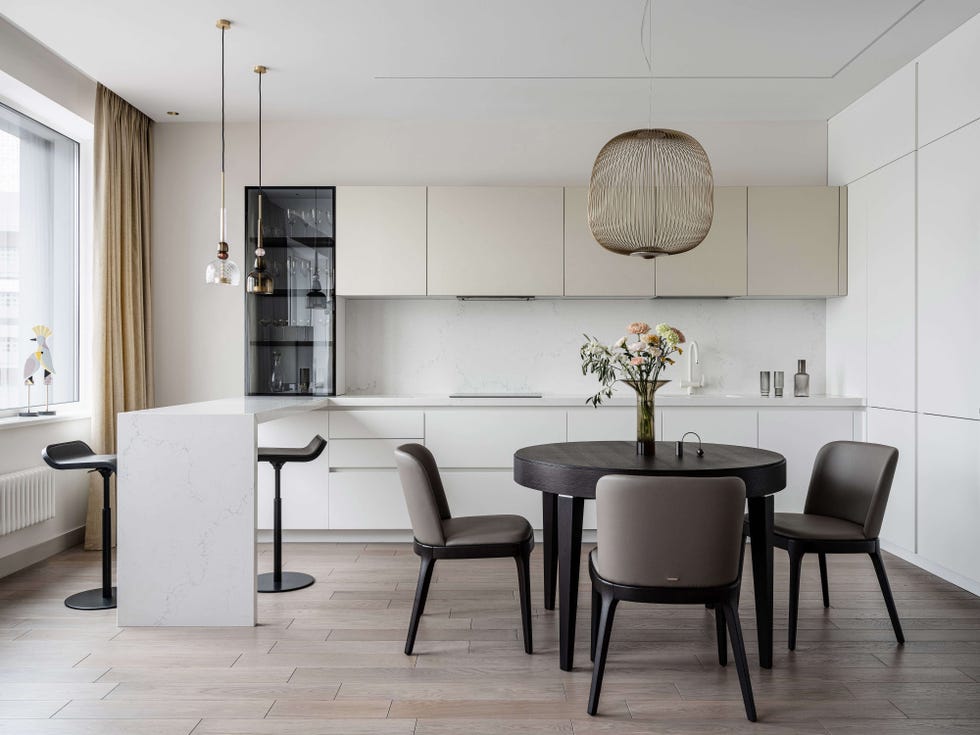 cocina moderna en color blanco con barra y office