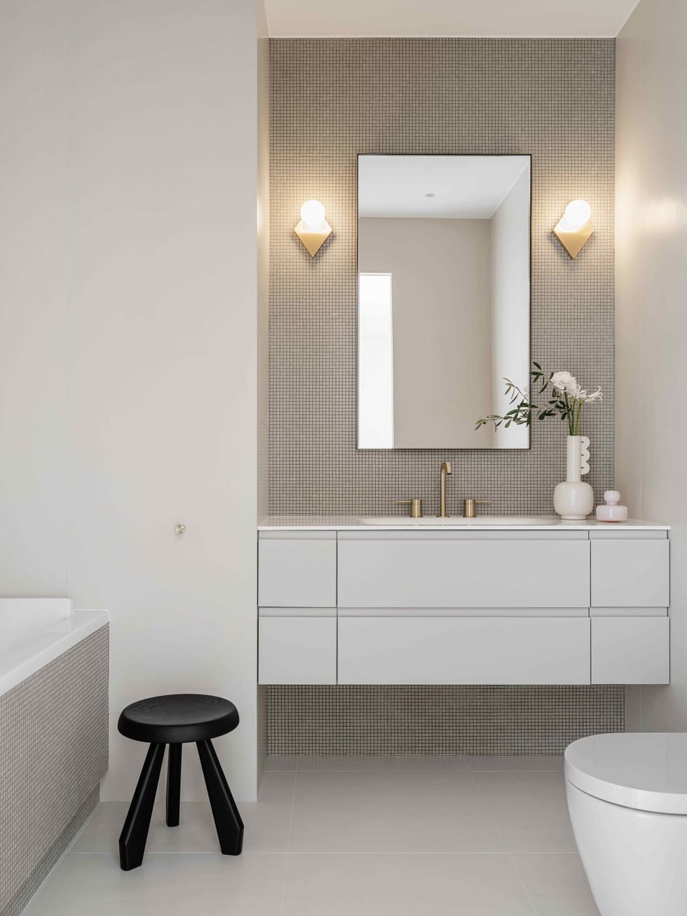 baño moderno con bañera y mueble de lavabo suspendido en color gris