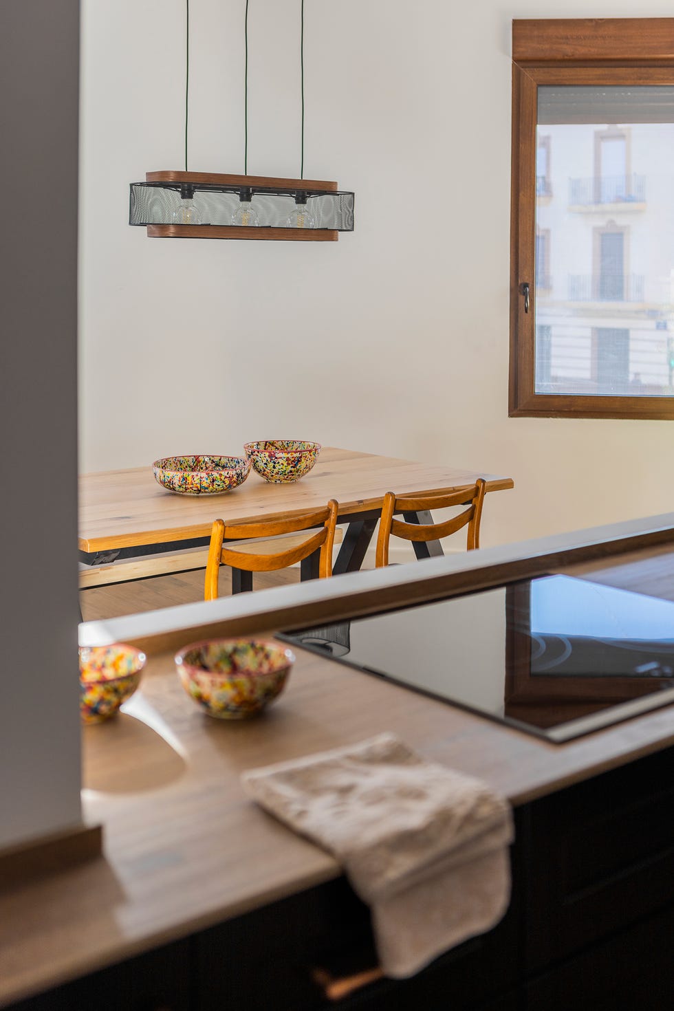 mesa de comedor de madera y lámpara suspendida
