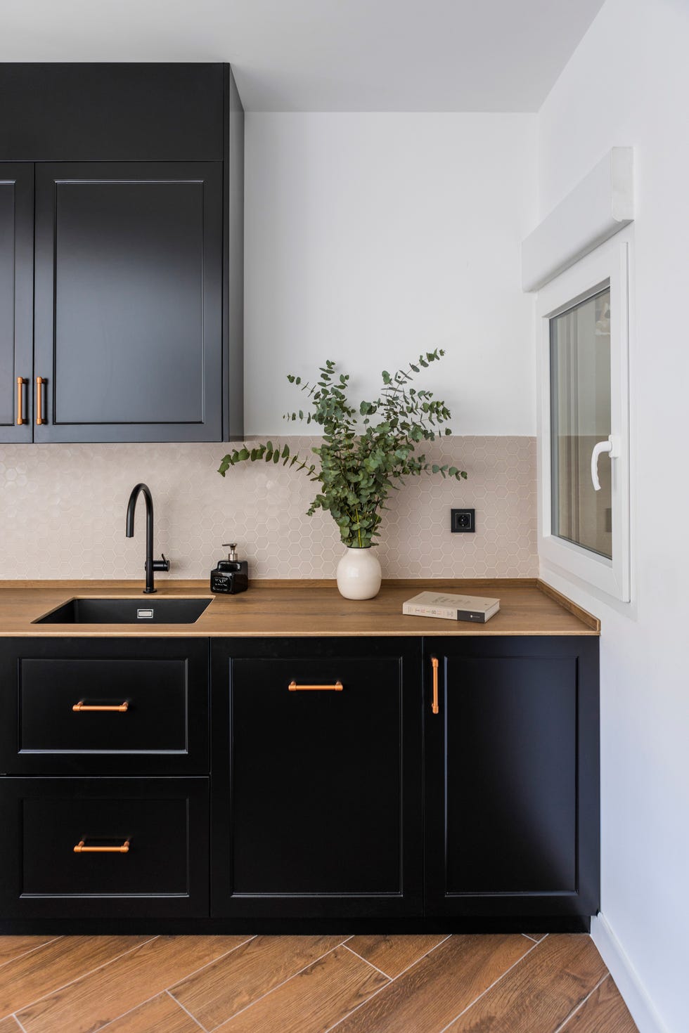 cocina con armarios negros y encimera negra