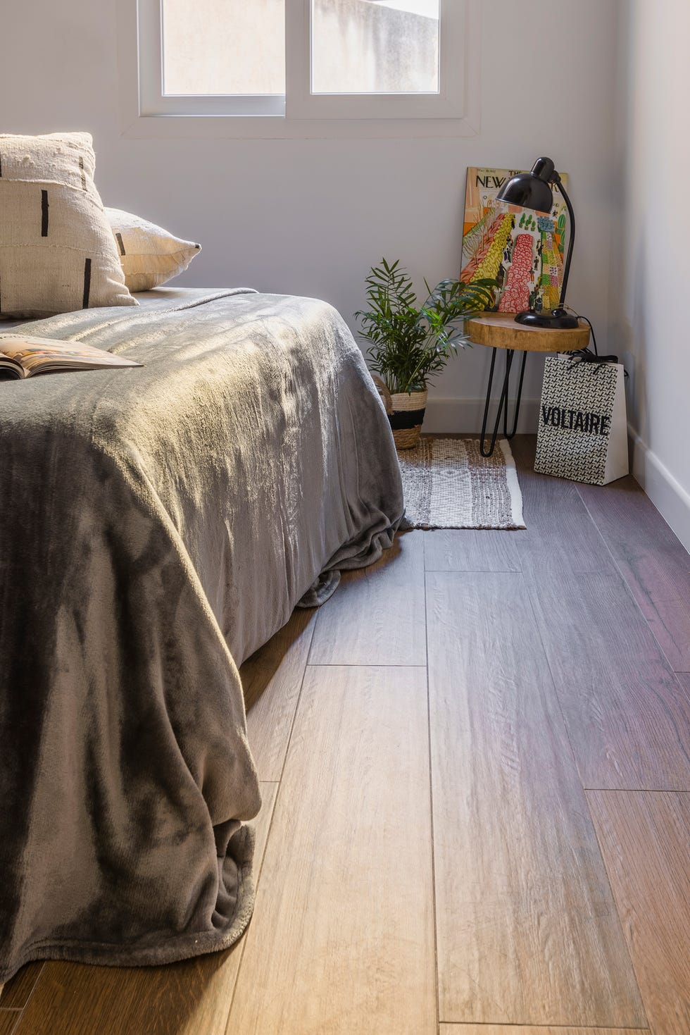 dormitorio con suelo de madera