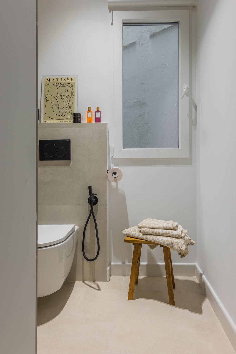 baño con paredes cerámicas en color beige