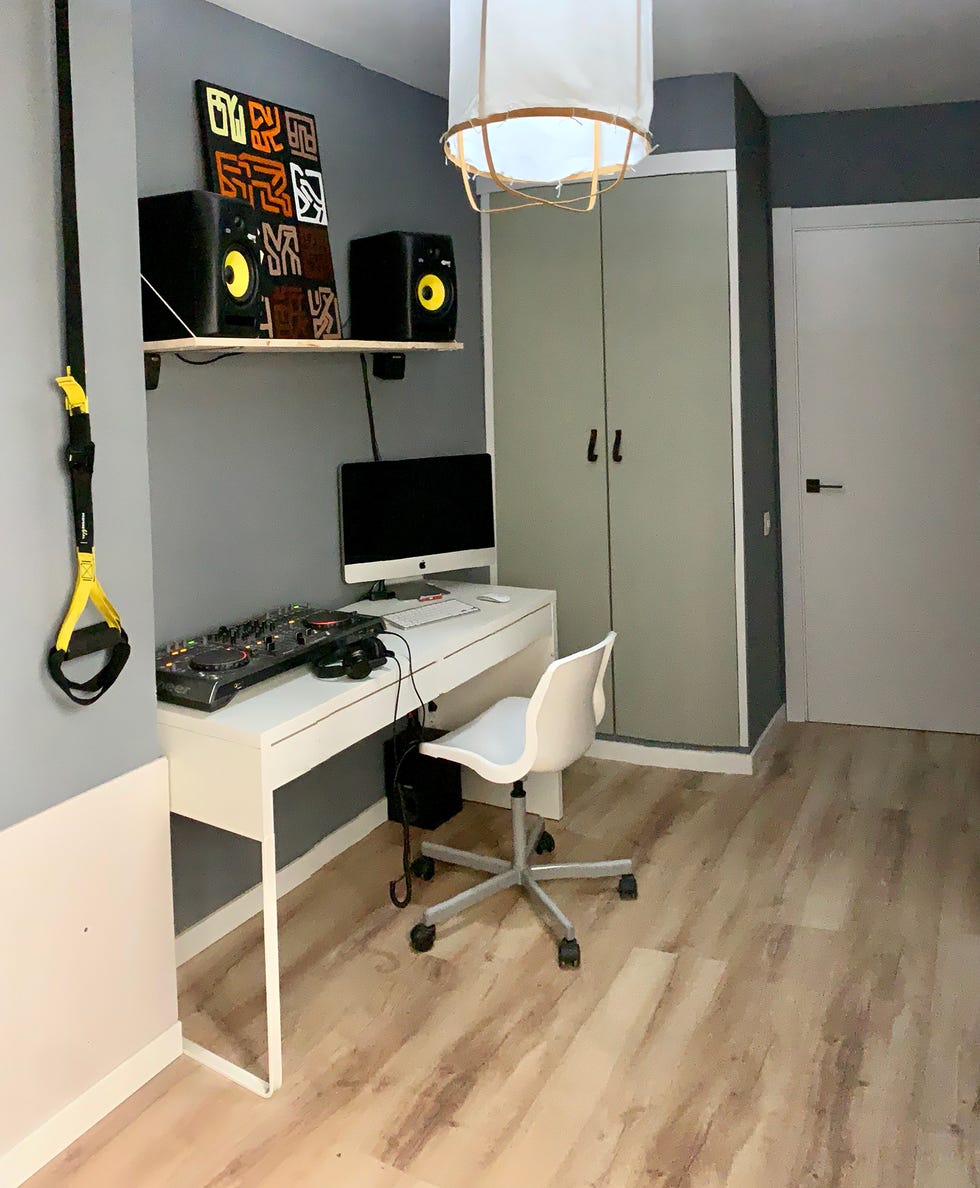 despacho decorado en gris con escritorio blanco