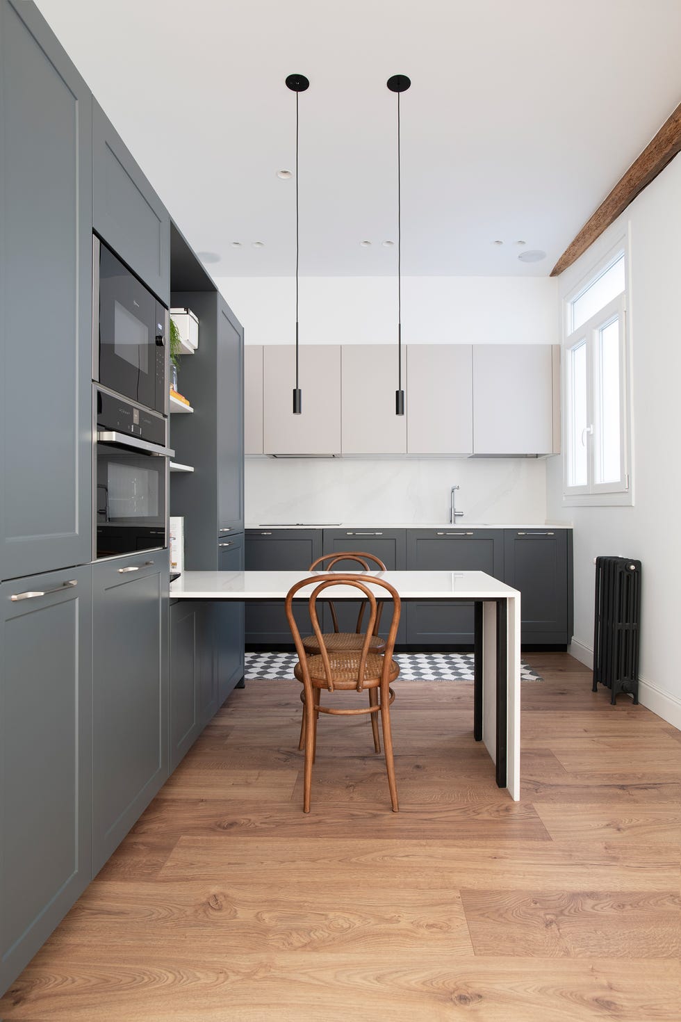 cocina con office y armarios grises