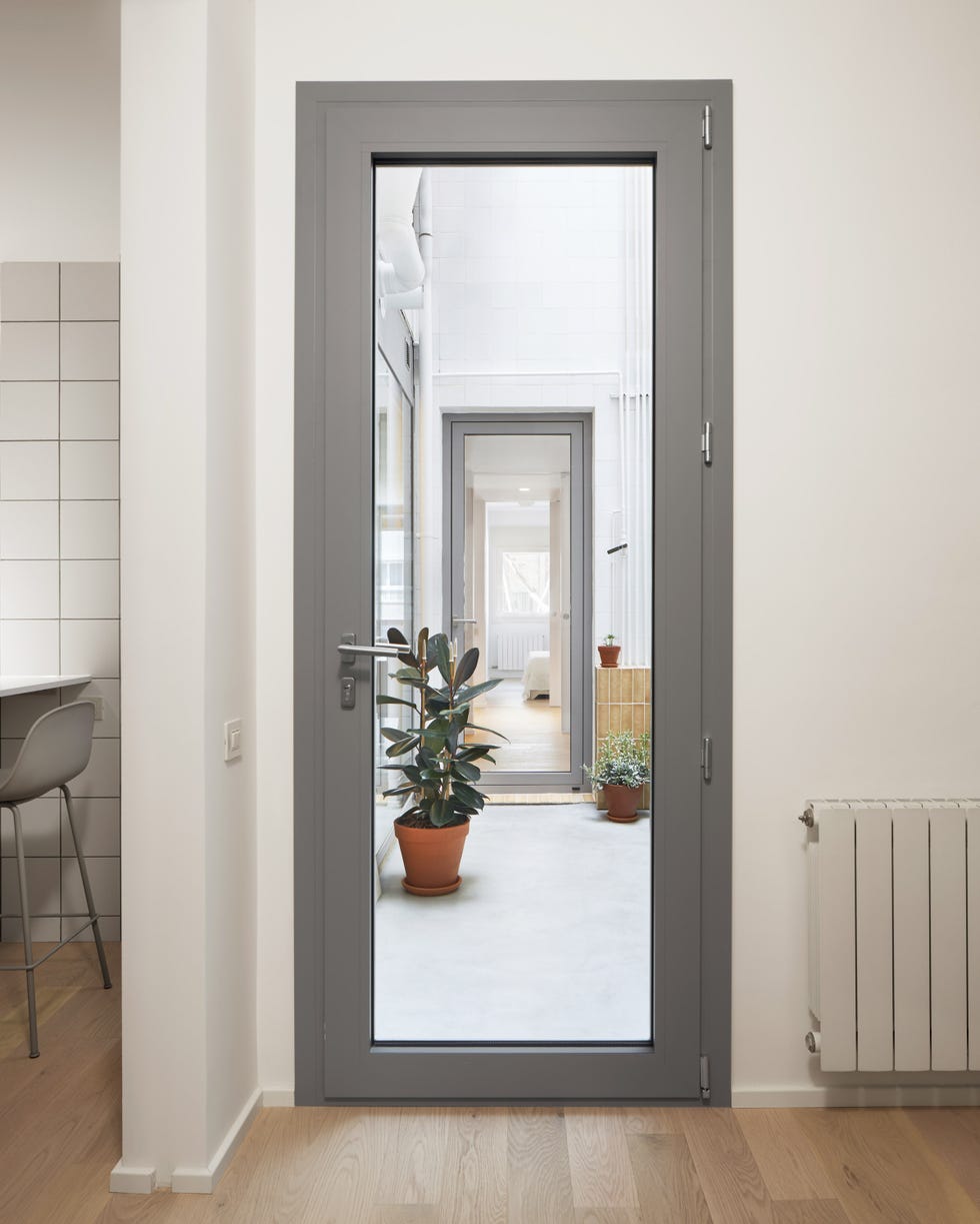 puerta con marco gris con acceso al patio