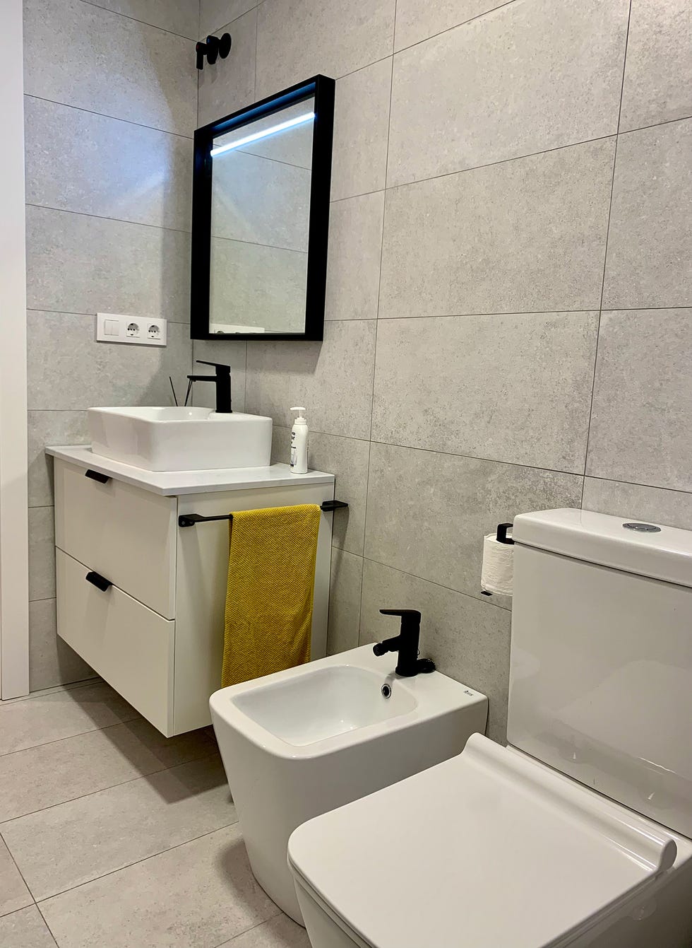 baño con mobiliario blanco