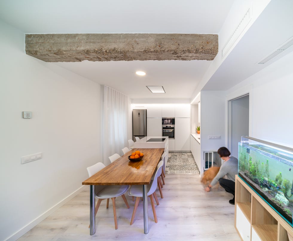 cocina blanca con isla integrada en el salón